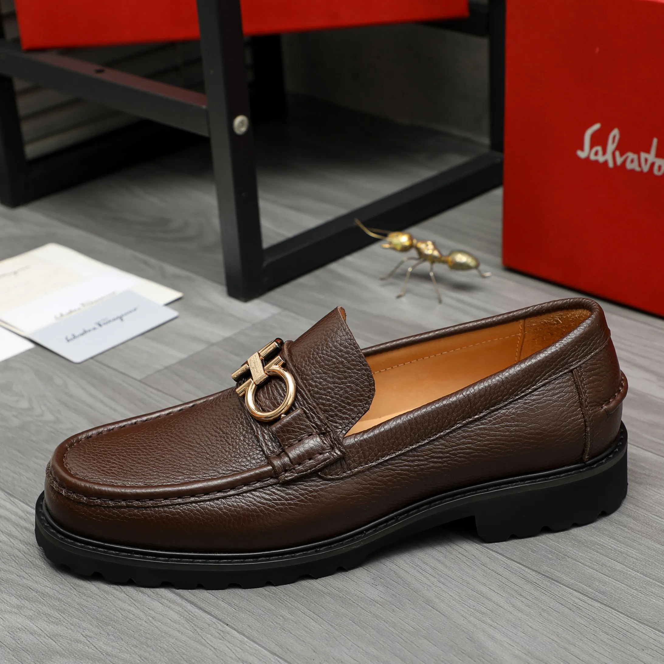 Men's shoes 💰442 Product trademark: Ferragamo "Ferragamo" business formal leather shoes Regular size: 38-46 (45.46 is custom-made and non-returnable) Product materials: Selected small pebbled cowhide upper, cowhide lining, non-slip rubber outsole